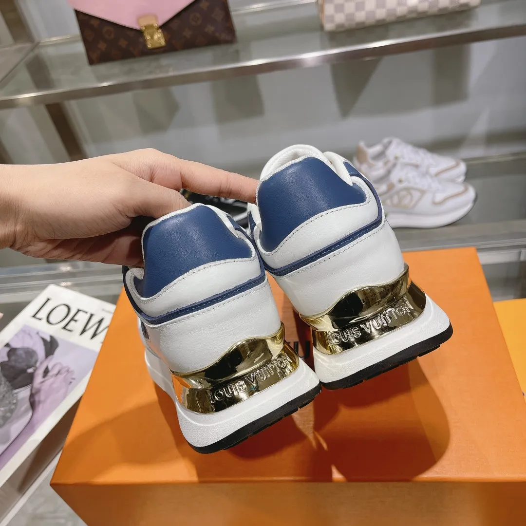 👟👟Ex-factory price 640👟👟 🔥🔥🔥LOUIS VUITTON 2025 couples models are now on the official website of Louis Vuitton, this Neo Run Away sneakers are inspired by running shoes, incorporating LV's iconic must-have shoes into the trend. This version is a 1:1 replica of the original version, made of LV denim and calfskin, highlighting its simple lines and unique wedge outsole. The main details include the LV initials on the side and the engraved gold heel stabilizer on the back plus a hidden insole. 2cm. Sizes 35-42, 39-46. Full package, high version. Welcome new and old customers to inquire.